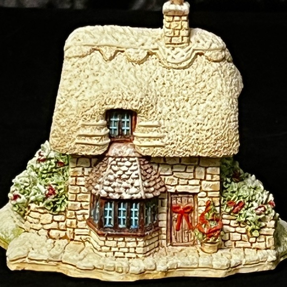 Lilliput Lane | Partridge Cottage | Christmas Collection - Picture 3 of 7